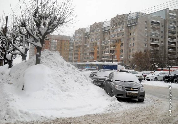 Снегопад в Кирове. Снег прижимают к обочине