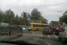 В час пик на Маклина столкнулись автобус с легковушкой