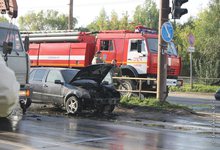 На перекрестке проспекта Строителей и улицы Солнечной загорелась иномарка