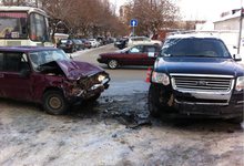 На Милицейской Форд столкнулся с «семеркой»