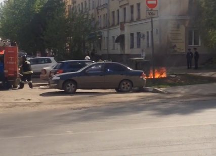 На улице Преображенской едва не загорелись автомобили на парковке
