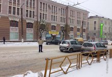 Водитель сбил девушку на переходе. «Хоть бы дороги посыпали!»