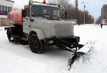 Снегоуборочная техника заваливает автомобильные парковки