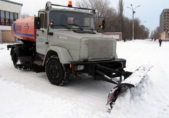 Снегоуборочная техника заваливает автомобильные парковки