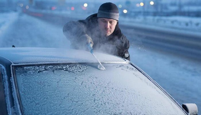 Одно средство и вы моментально очистите лобовое стекло ото льда: читайте и запоминайте