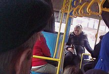 Пикник в автобусе: знакомые водителя пьют пиво, пассажиры в недоумении... 