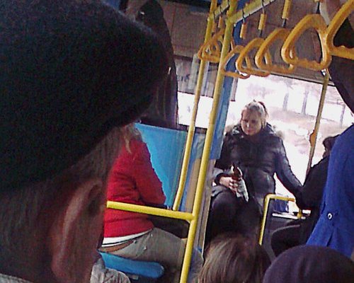 Пикник в автобусе: знакомые водителя пьют пиво, пассажиры в недоумении... 