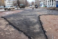 Дождь, снег, грязь... Работы по ремонту тротуаров продолжаются