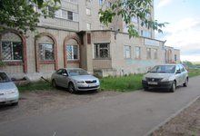 На Северной набережной таксист припарковался на тротуаре 