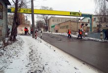 Ремонт дорог за полчаса: перед проверкой у переезда засыпали ямы