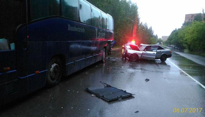 В Чепецке мужчина на Audi врезался в автобус