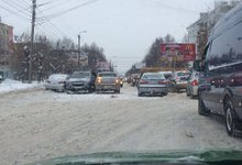 Снегопад в Кирове: дороги чистят 50 снегоуборочных машин