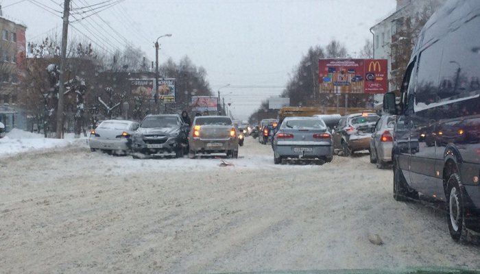 Снегопад в Кирове: дороги чистят 50 снегоуборочных машин