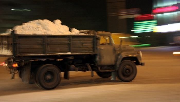 С каких улиц Кирова сегодня вывезут снег?