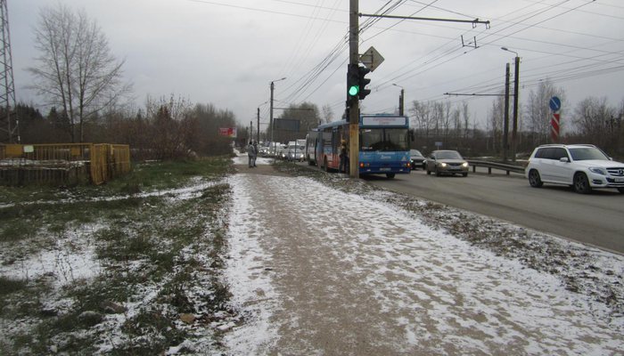 В Кирове водитель автобуса врезался в 2 машины