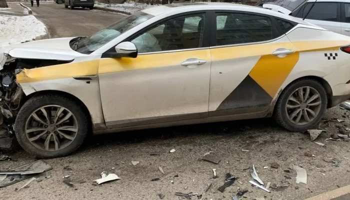 В Кирове столкнулись Suzuki и такси JAC: есть пострадавший