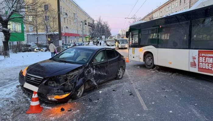 В Кирове на Владимирской произошло массовое ДТП с участием автобуса: есть пострадавшие