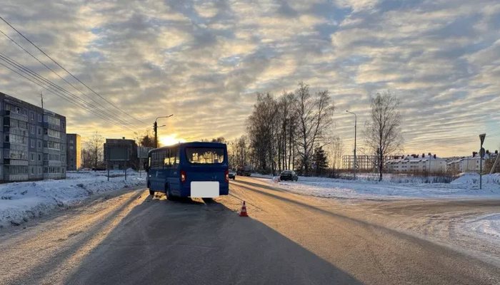 В Кирове автобус столкнулся с иномаркой: пострадал ребенок