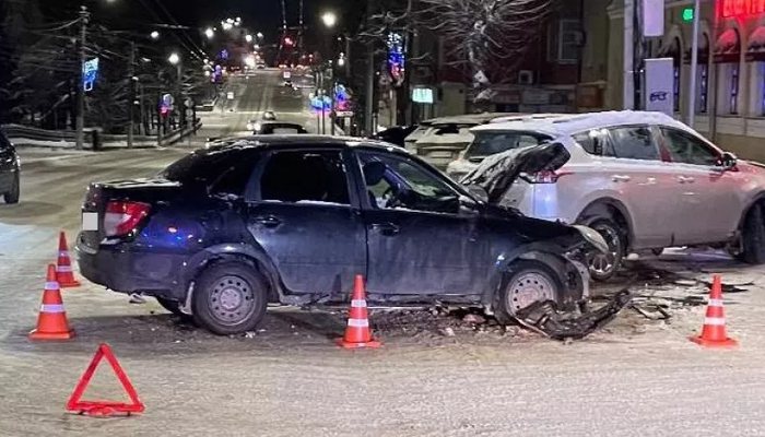 В центре Кирова в жесткой аварии пострадала 22-летняя девушка