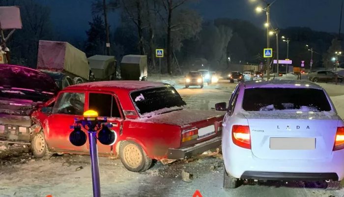 В Кирове в массовом ДТП на Комсомольской пострадали два человека
