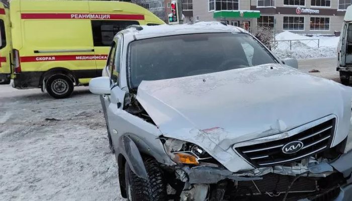 В Кирово-Чепецке Kia протаранила скорую с сиреной: шестеро пострадавших, включая детей