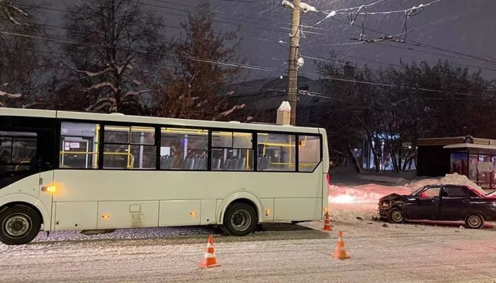 В Кирове пьяный водитель "десятки" протаранил автобус с пассажирами