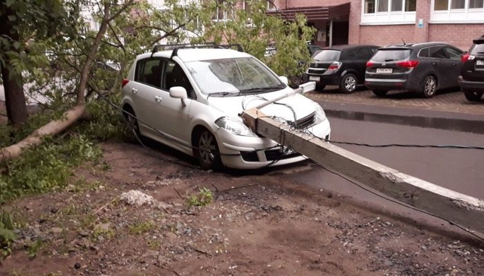 «Капот убит, радиатор убит»: фонарный столб в Кирове обрушился на машину