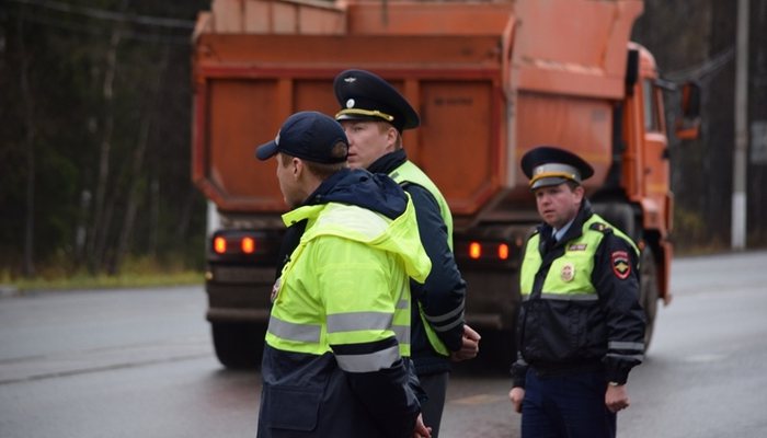 Что делать, если автоинспектор забрал документы и не возвращает их вам – ответ автоюриста