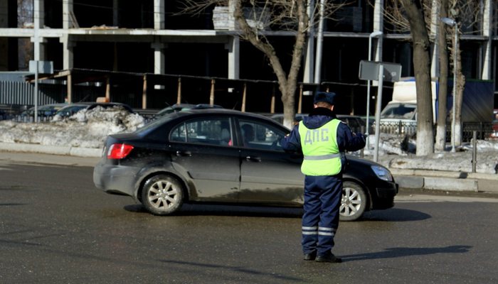 Почему инспектор ГИБДД просит открыть заднюю дверь: разбираемся, как себя при этом вести