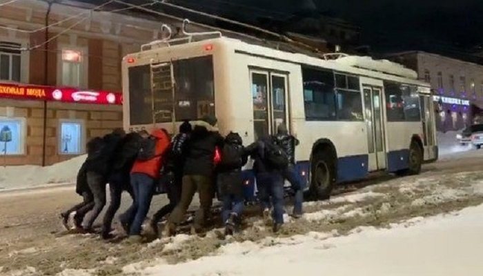 В Кирове на Ленина людям пришлось толкать буксующий троллейбус