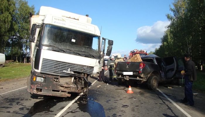 Столкновение «Митсубиши» и фуры в Слободском районе закончилось гибелью водителя