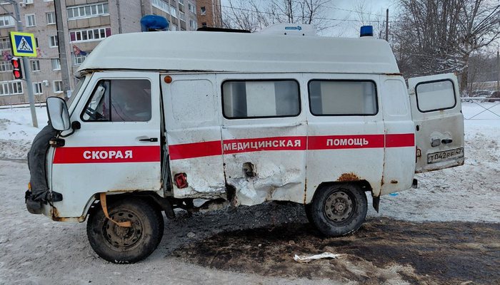 В Кирово-Чепецке столкнулись скорая помощь и Kia: пострадали шесть человек