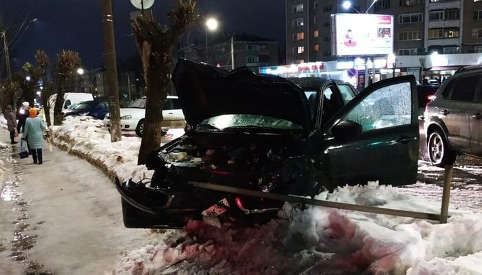 В Кирове пенсионерка на «Мазде» спровоцировала аварию: пострадали оба водителя