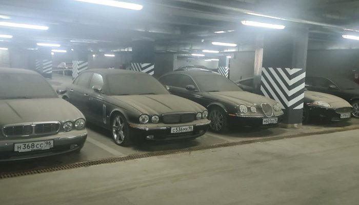 В Екатеринбурге нашли парковку с забытыми и пыльными Ягуарами