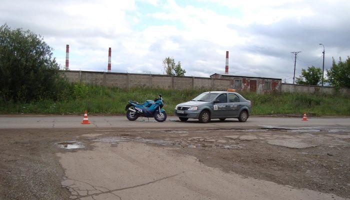 В Кирове мужчина на «Логане» не уступил дорогу мотоциклисту