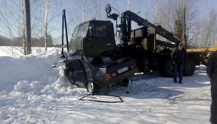 Машину смяло до неузнаваемости - авария в Слободском районе