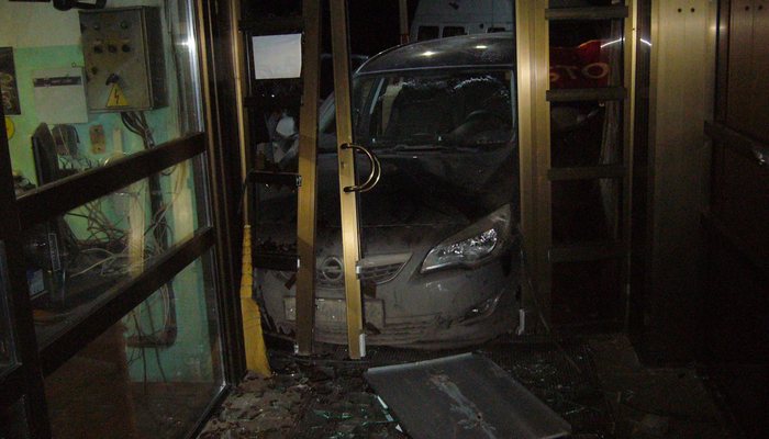 Пьяный водитель Opel отвлекся и врезался в фасад здания
