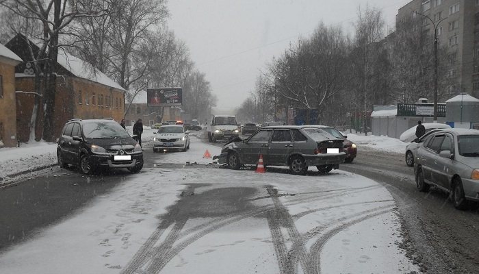 В Кирове водитель на «Реношке» получил травмы в результате своего разворота