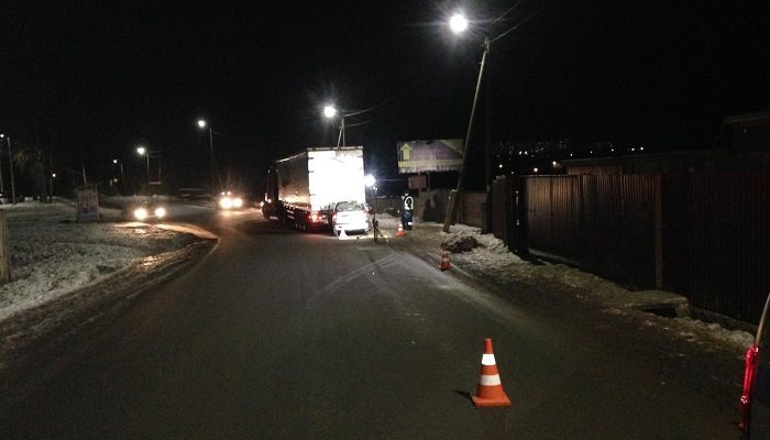 В Кирове неудачно «встретились» легковушка и грузовик: пострадал один человек