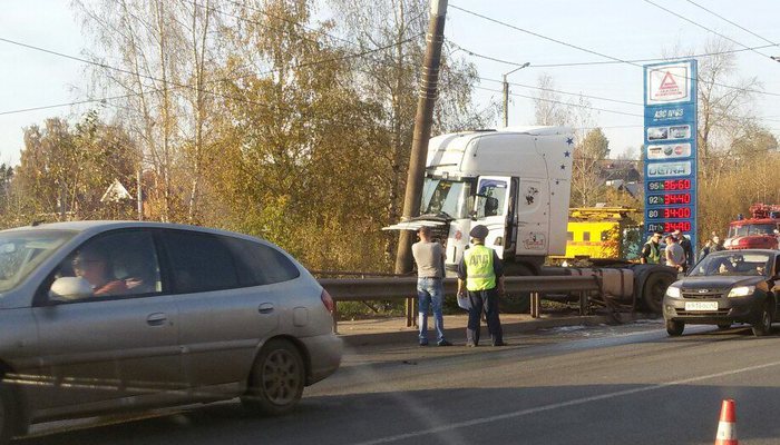 На Луганской грузовик снес опору ЛЭП