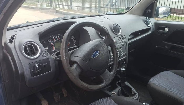 В 2025 году продажи новых легковых машин в России снизились на 15%