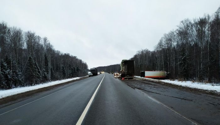 В Кировской области мужчина на фуре врезался в грузовик, а затем в дерево