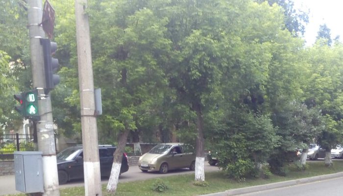 Из-за аварии на Октябрьском проспекте "смелые" водители едут по тротуару