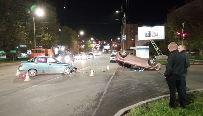 Авария с «перевертышем»: на улице Ленина «десятка» столкнулась с Lada Xray
