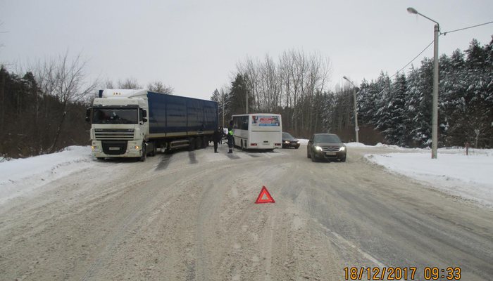 На трассе на Чепецк столкнулись рейсовый автобус и большегруз