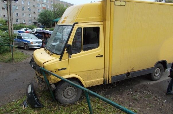 В Котельниче фургон «Мерседес» врезался во встречный ВАЗ