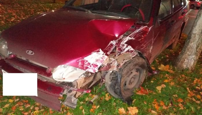 Подросток на «Ладе» врезался в автомобиль, стоящий после ДТП, а затем влетел в дерево