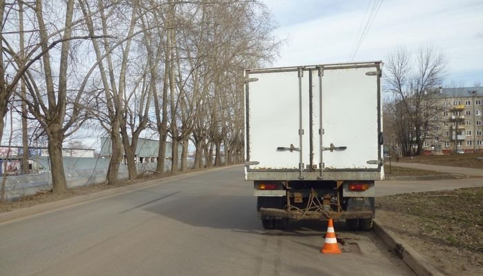 В Кирове 16-летняя девушка попала под колеса фургона