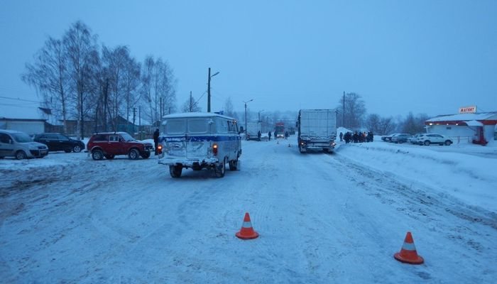 В Пижанском районе 51-летняя женщина попала под колёса фуры: она скончалась на месте 