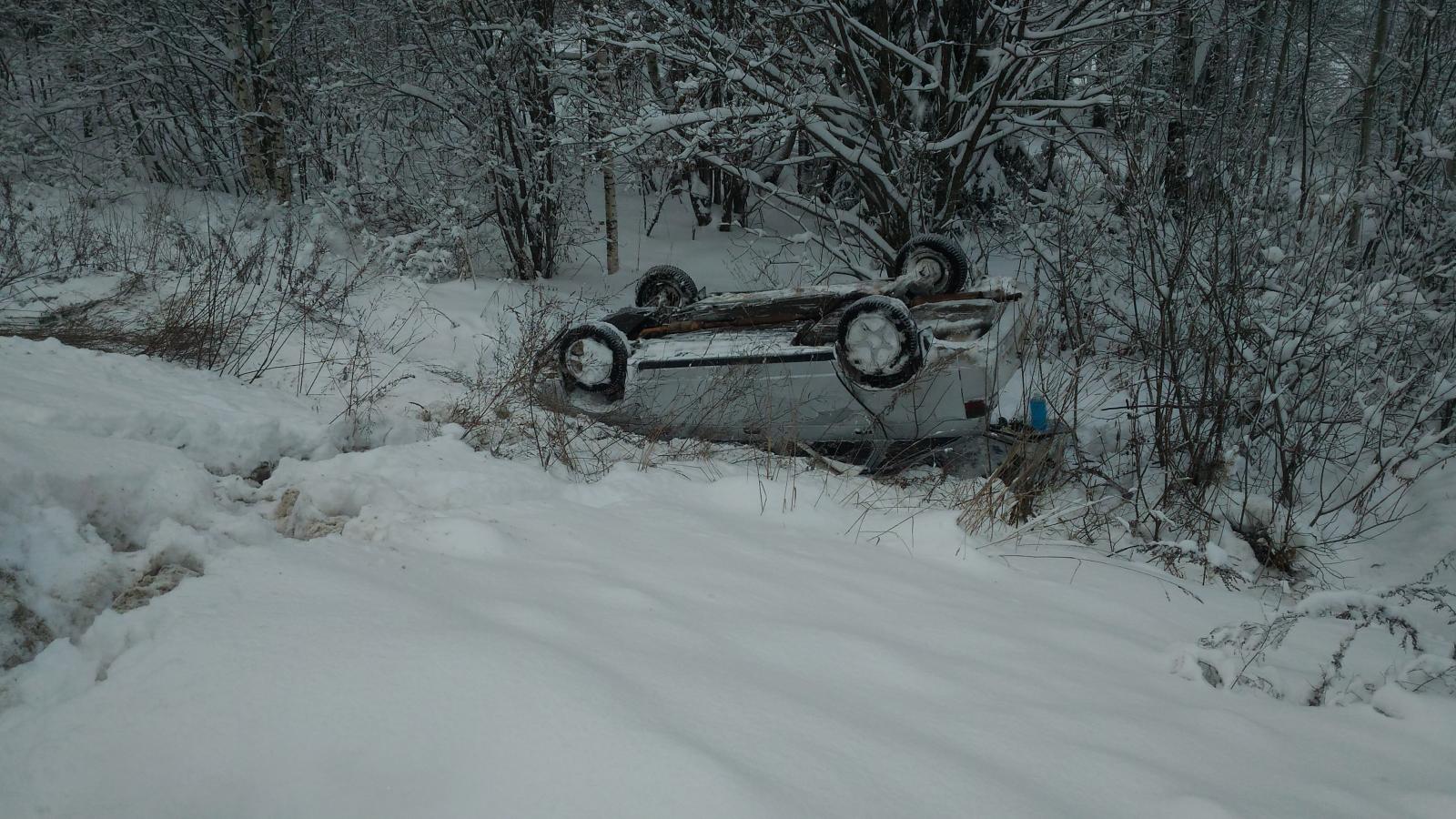 ВАЗ 2110 В кювете зимой